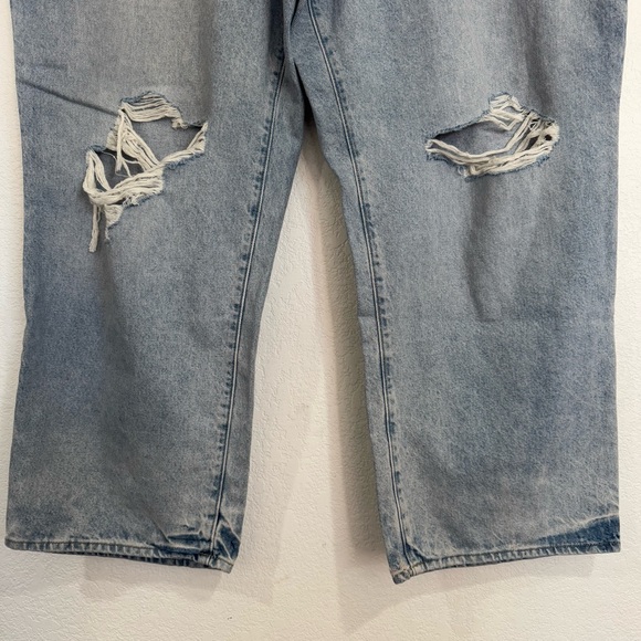 Universal Thread Light Blue Denim Jeans Women Size 26R Baggy 90s Distressed NWT - Picture 6 of 9